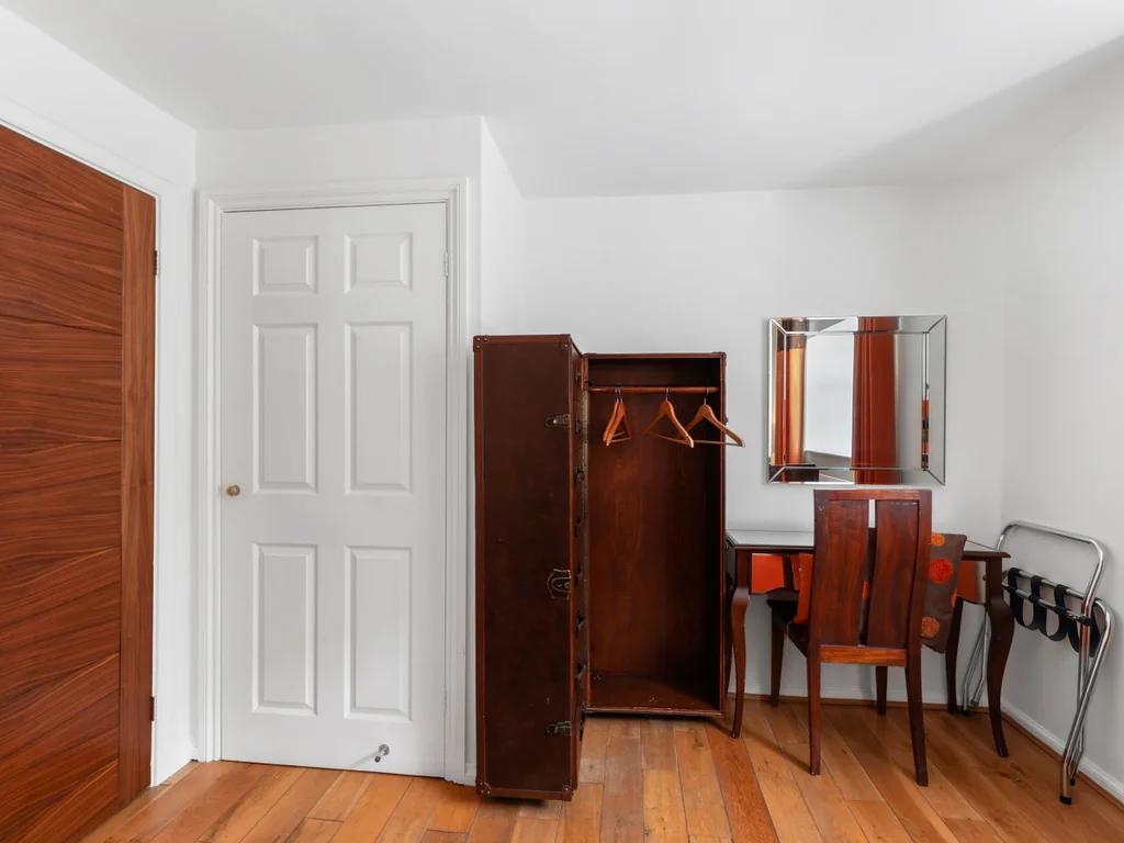 Twin bedroom with oak flooring and dressing table