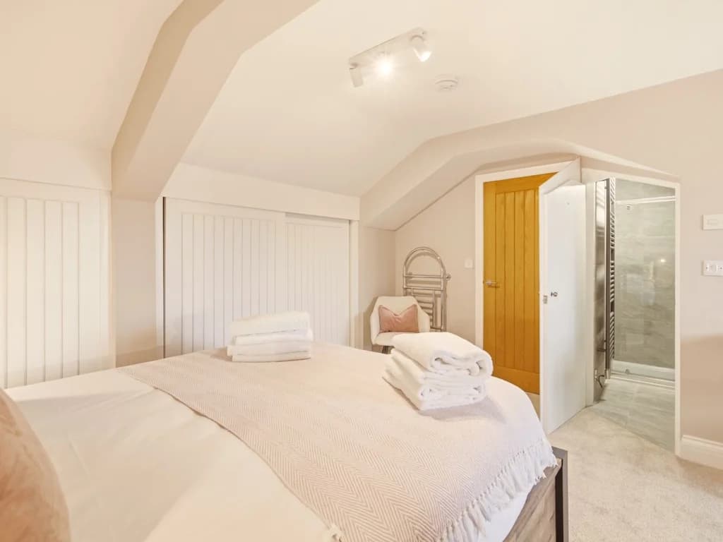 Top-floor king bedroom with built-in wardrobes and en-suite shower room.