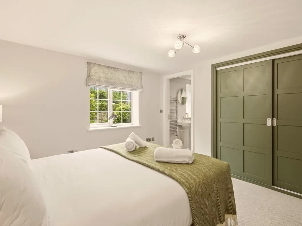 Peaceful zip-link king bedroom with built-in wardrobe and private en-suite access