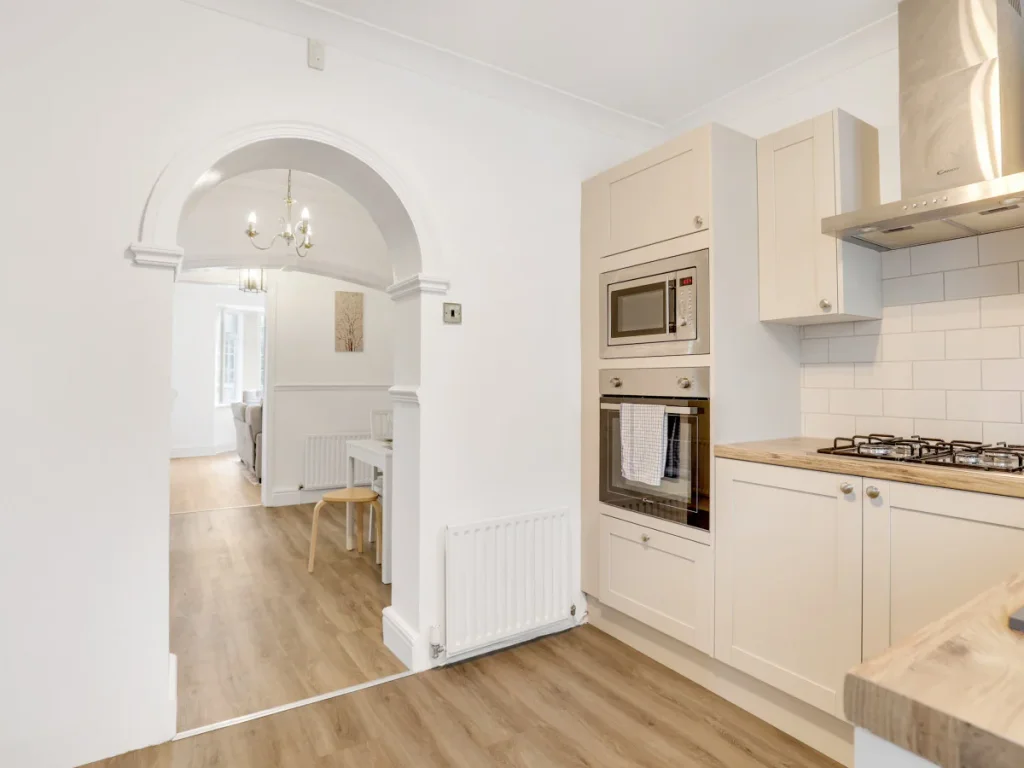 Kitchen with gas hob, integrated oven, microwave and adjoining dining area
