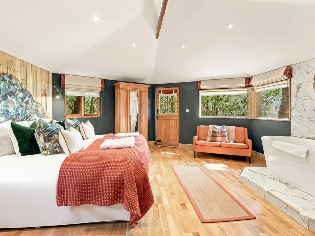 Treehouse bedroom with super king bed, bath and woodland views