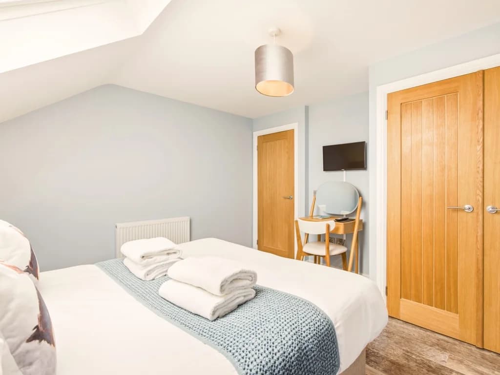 King-size bedroom with built-in wardrobes, Smart TV and dressing table