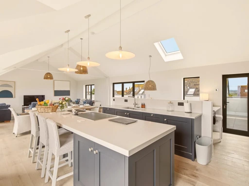 Contemporary kitchen with large island, breakfast seating and quartz worktops