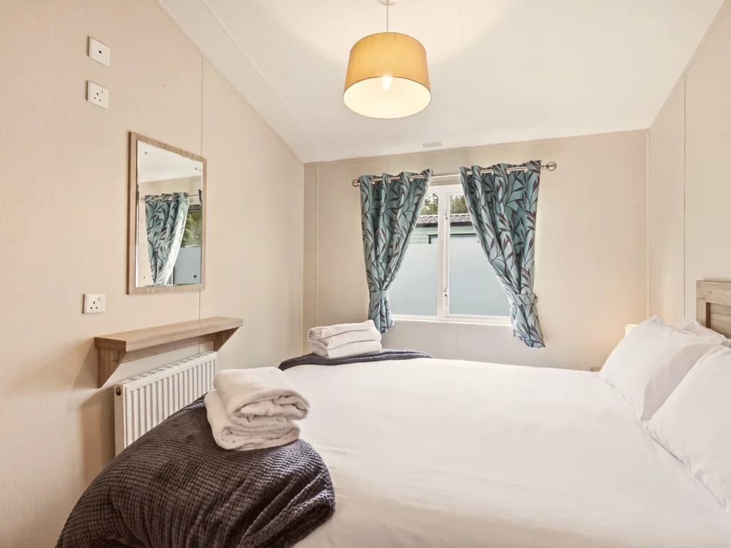 King-size bedroom with dressing table, mirror and built-in storage