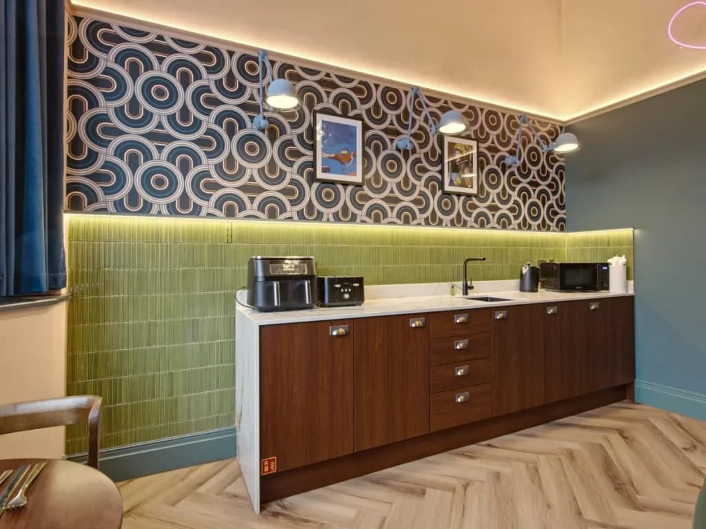 Well-equipped kitchenette with air fryer, toaster, kettle and microwav