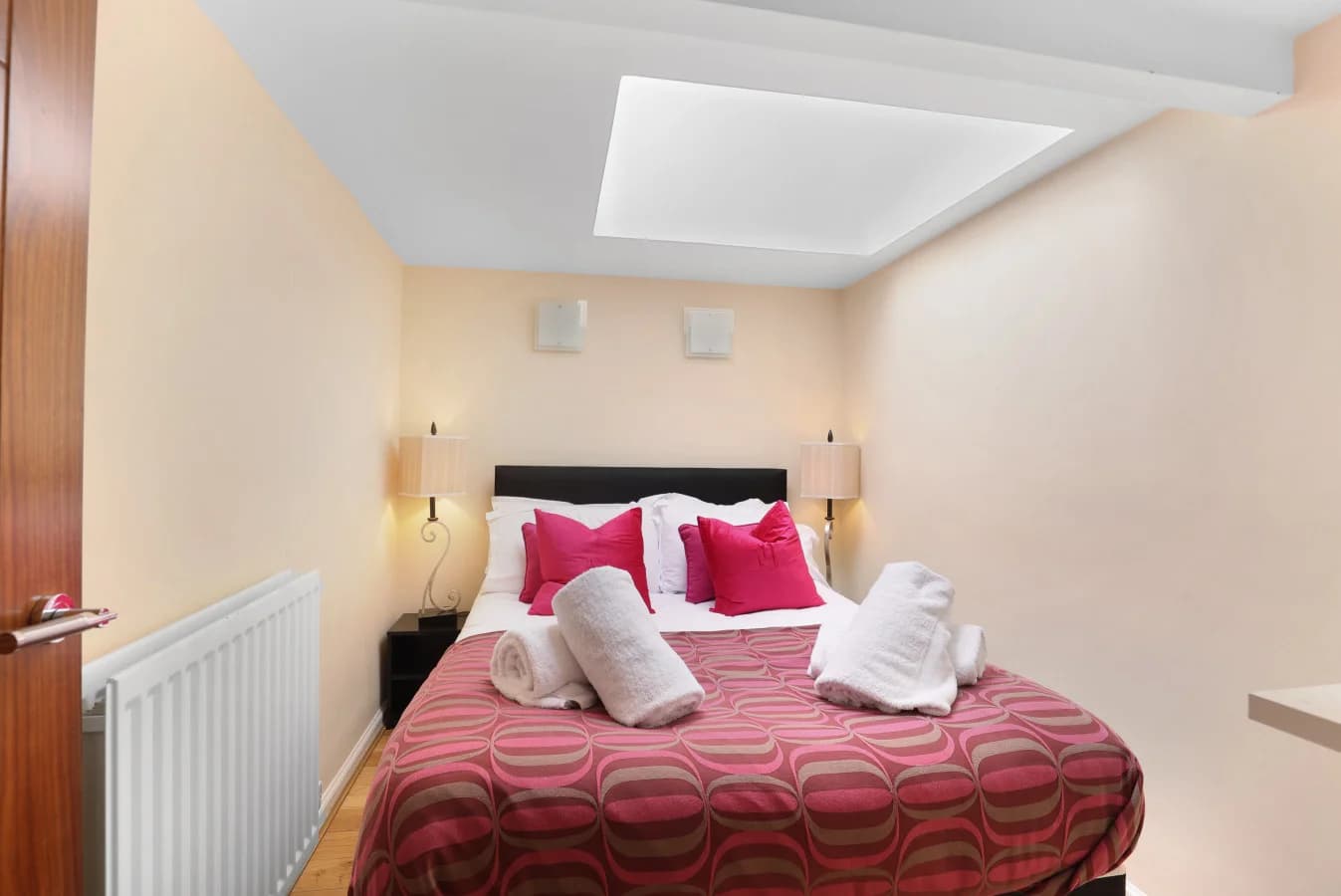 Double bedroom with vaulted ceiling and roof window