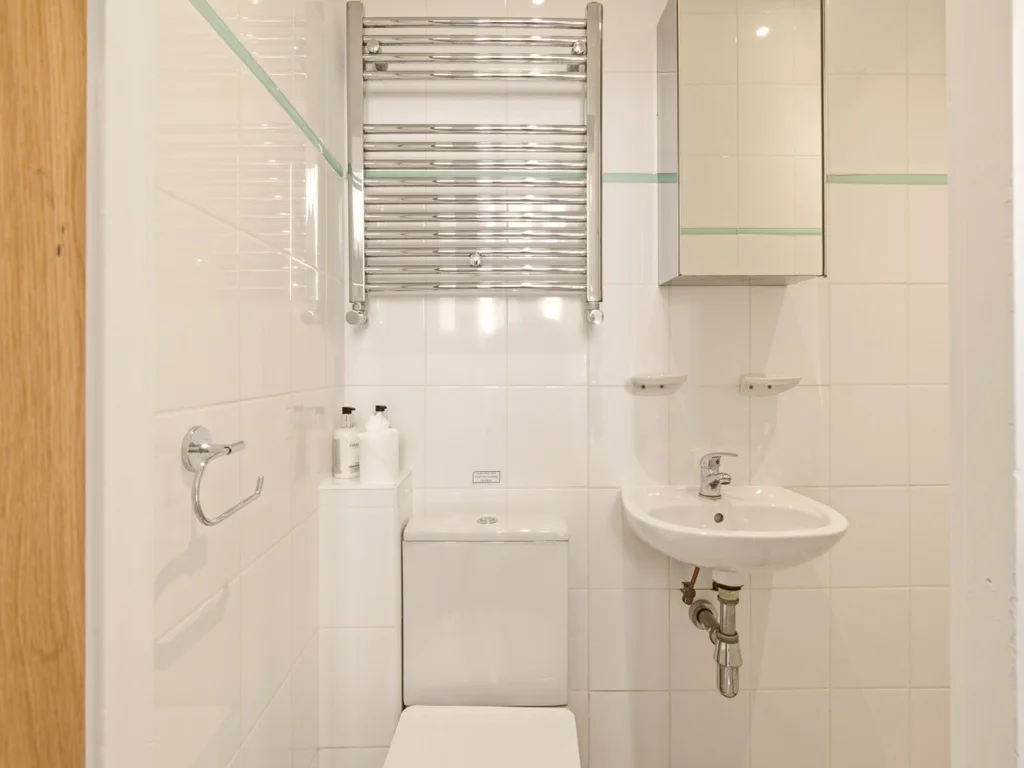 Contemporary en-suite bathroom with mirrored cabinet and quality fixtures
