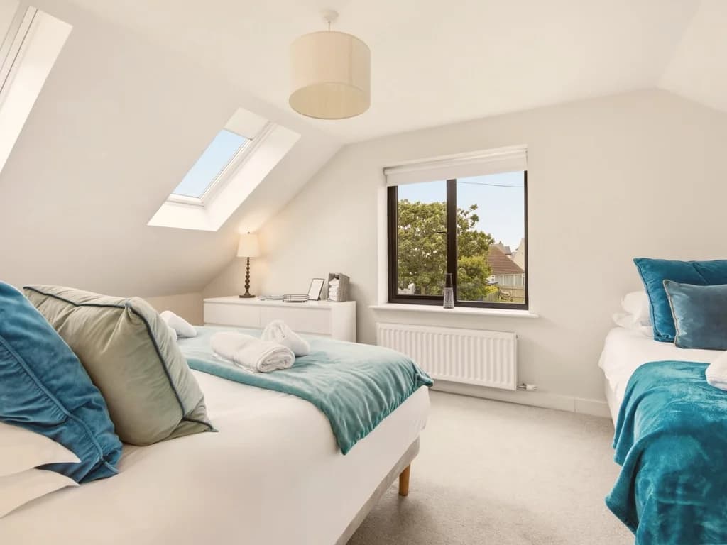 Flexible family bedroom with super king, single bed and skylight window