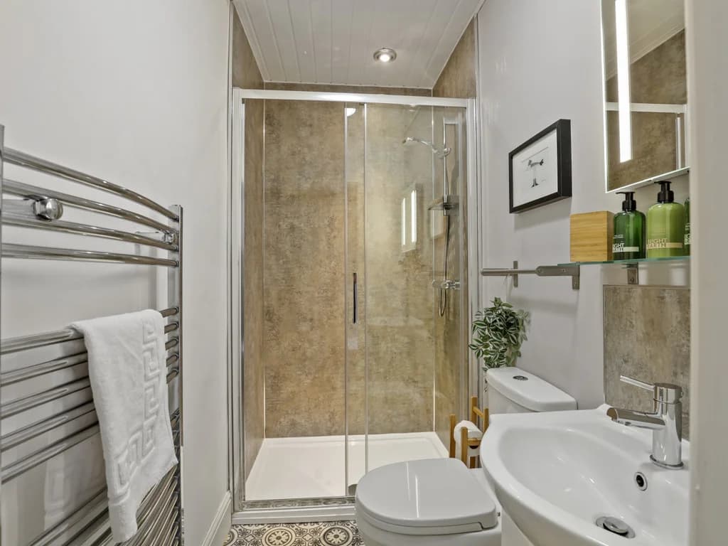 Twin Bedroom Ensuite