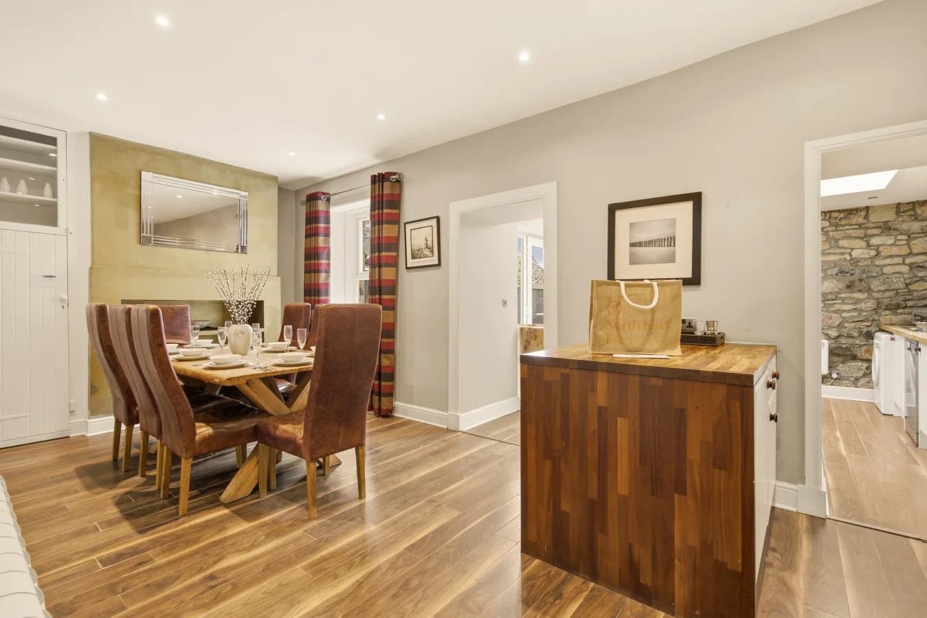 Kitchen with central island, range hood and oak worktops