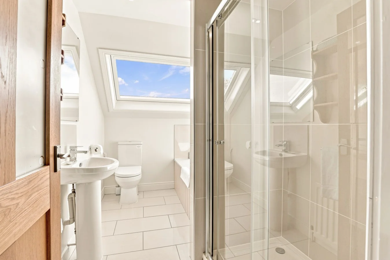 Bright en-suite with shower, wash basin, WC and skylight