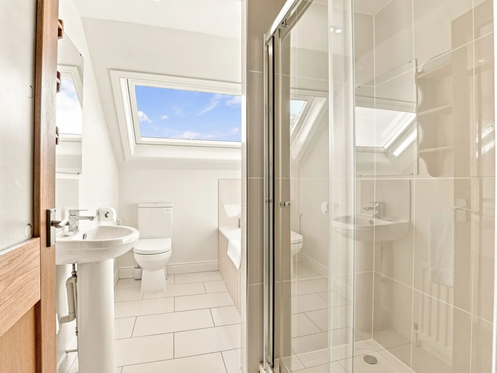Bright en-suite with shower, wash basin, WC and skylight