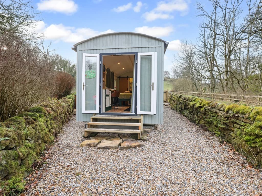 Charming shepherd’s hut in a peaceful countryside setting