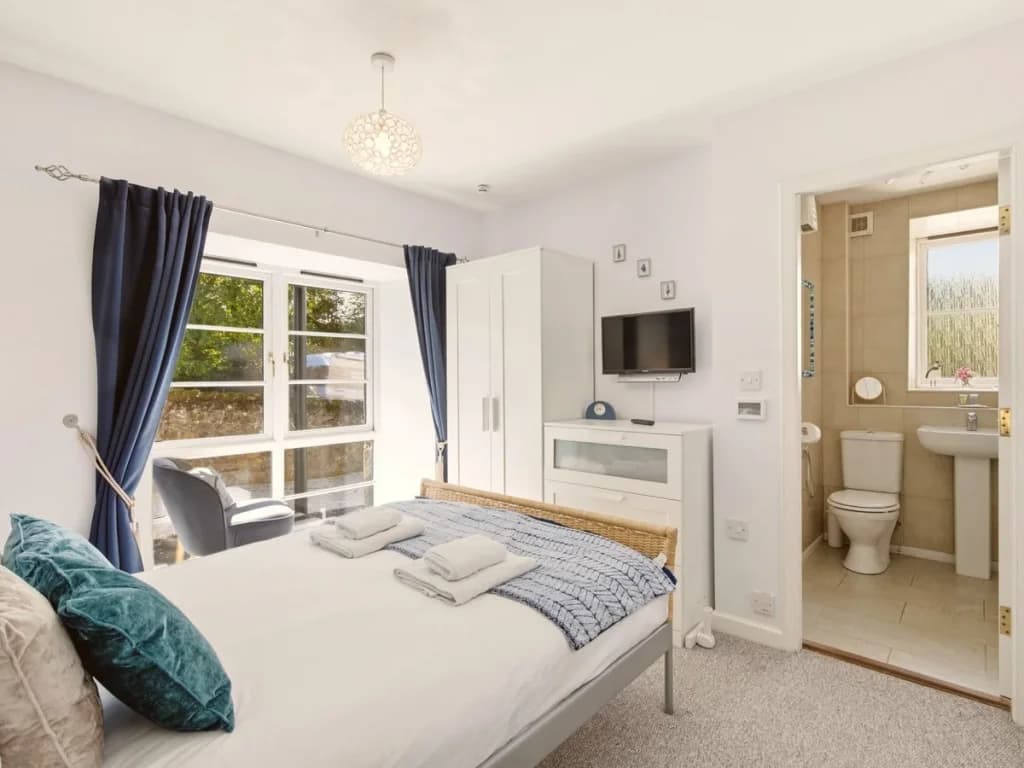 Master king bedroom with ensuite bathroom