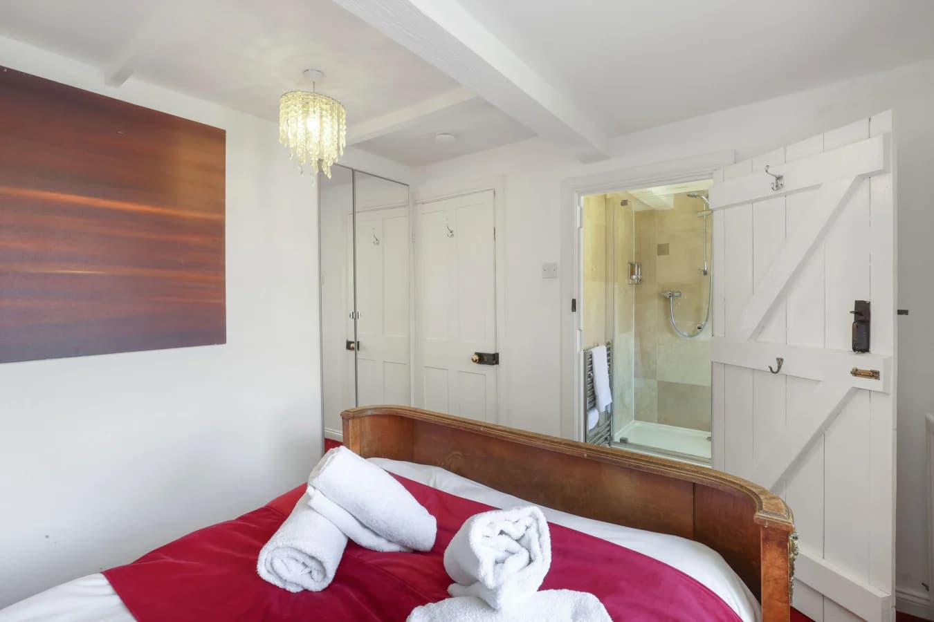 Double bedroom with en-suite shower room access