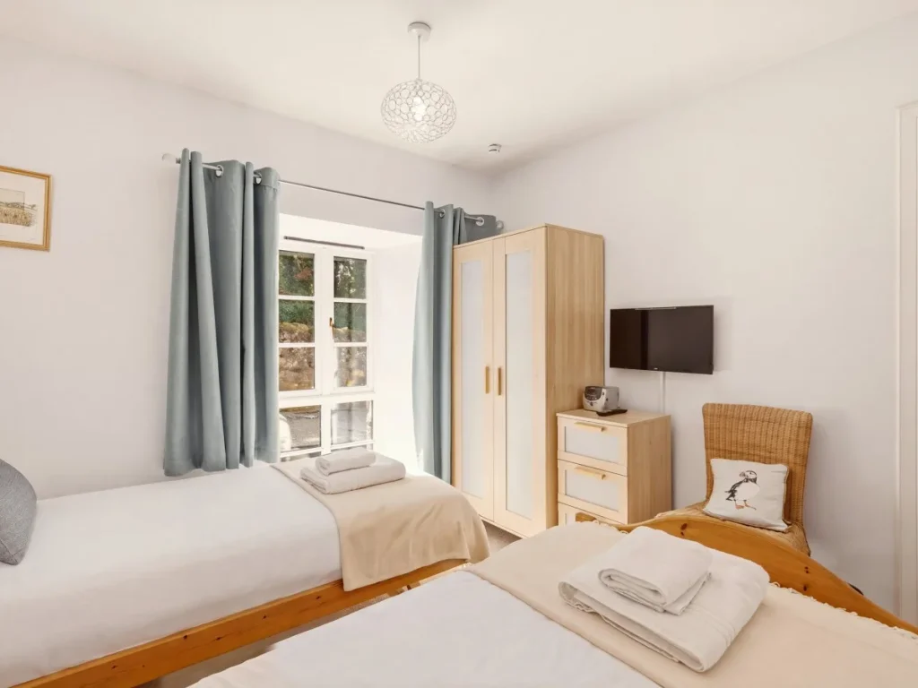 Twin bedroom with wardrobe, Smart TV, drawers and outdoor outlook