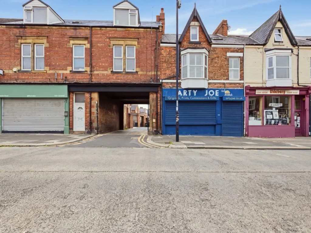 Station Road entrance providing laneway access to Bayline Apartment