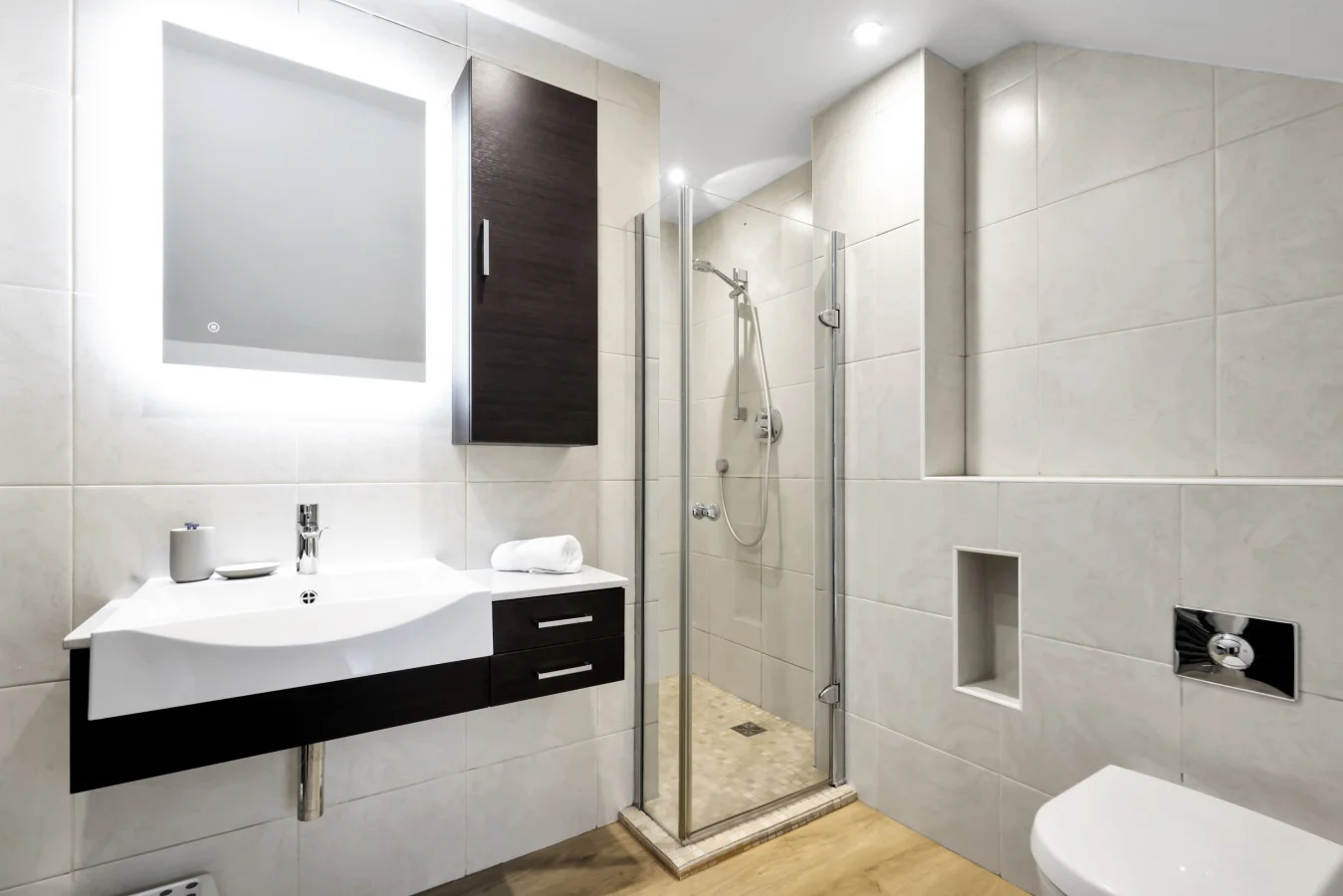 Contemporary ensuite with walk-in shower and stone-effect tiling