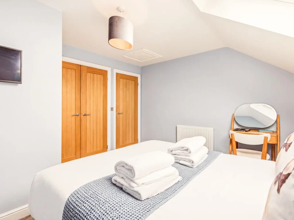 King-size bedroom with Smart TV, built-in storage and dressing area