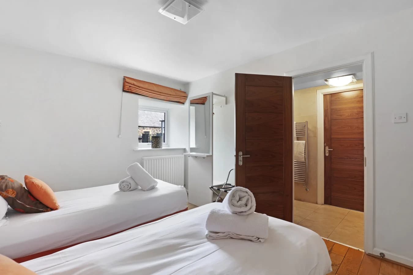 Twin bedroom with en suite shower room access