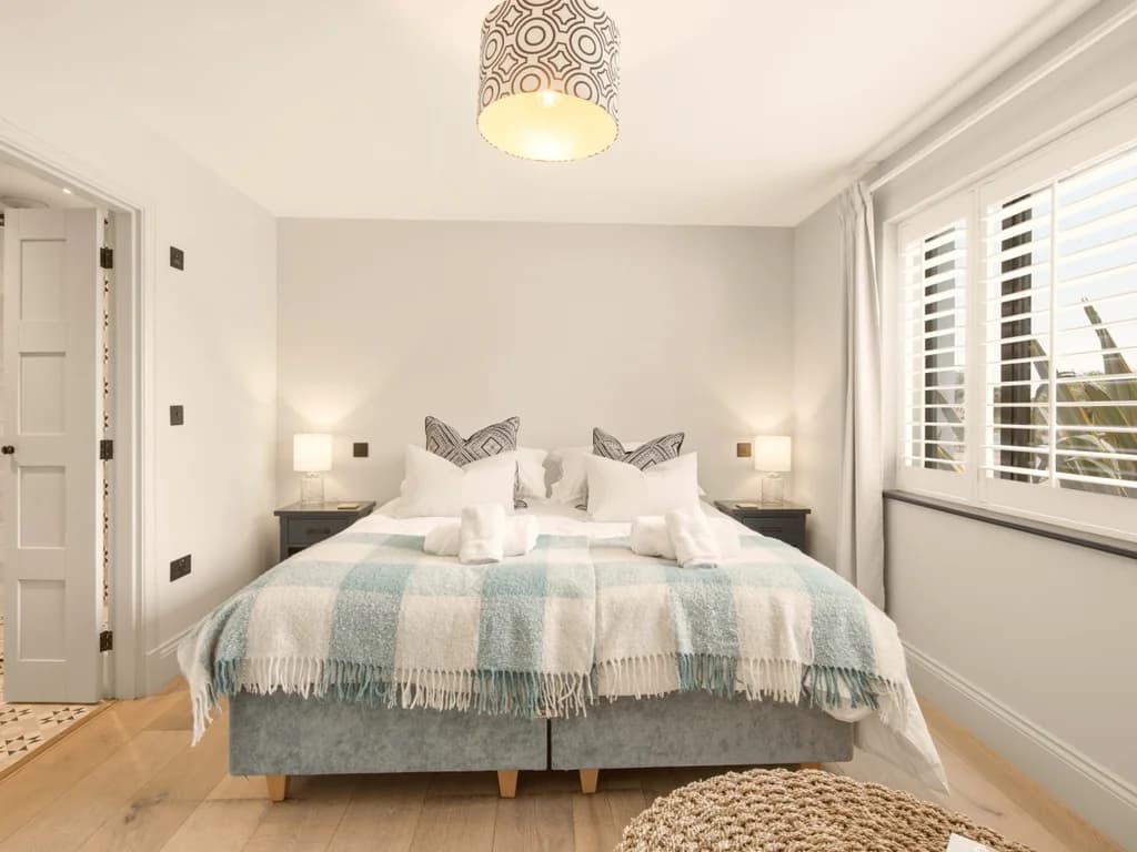 Super king bedroom with plantation shutters, en-suite and twin configuration