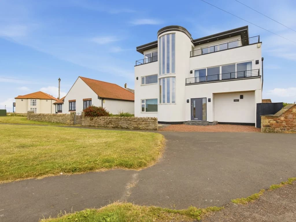Contemporary three-storey holiday home with private parking and garden