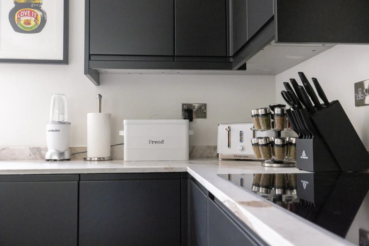 Kitchen worktop with quartz surface and small appliances