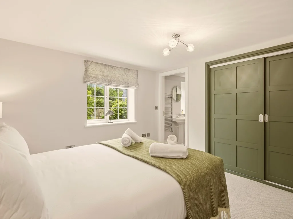 Peaceful zip-link king bedroom with built-in wardrobe and private en-suite access