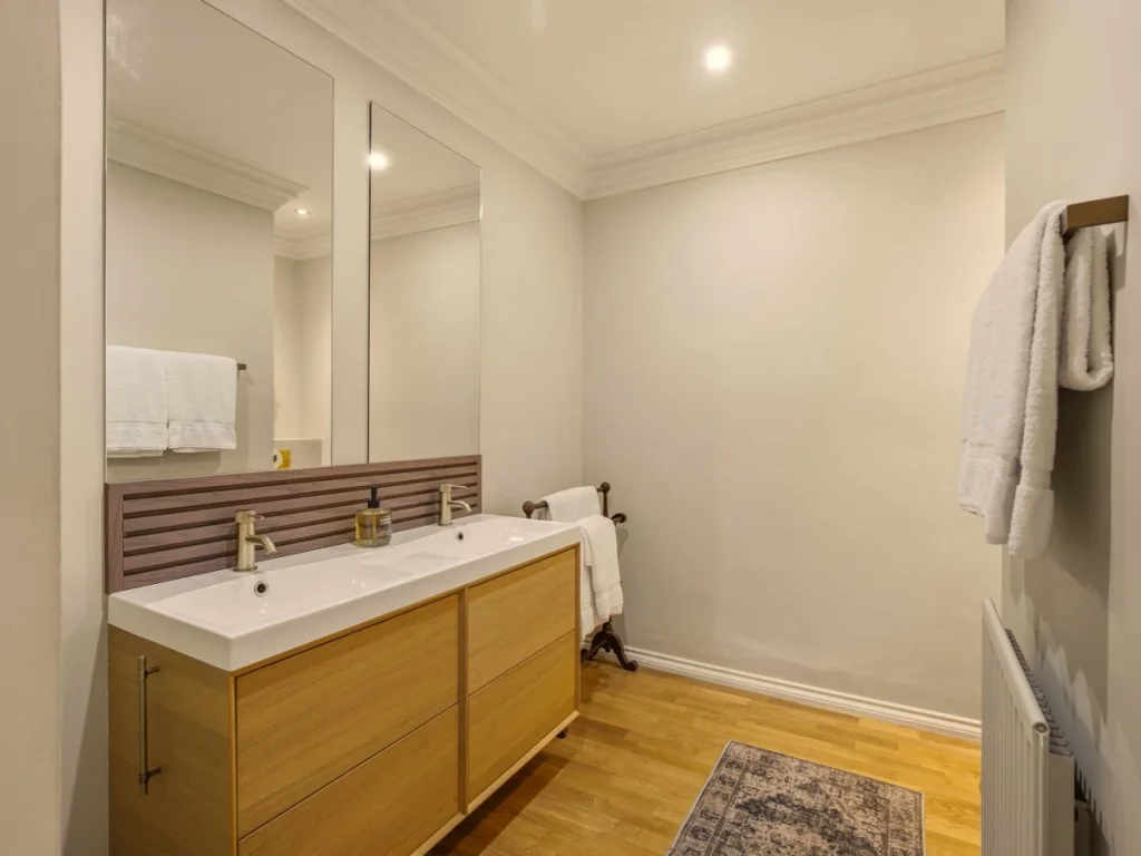 Ensuite bathroom with a double sink and modern vanity unit