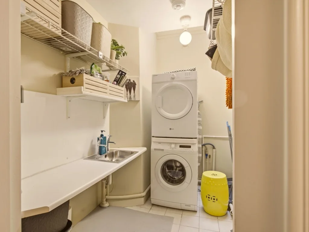 Utility room with a washing machine and tumble dryer