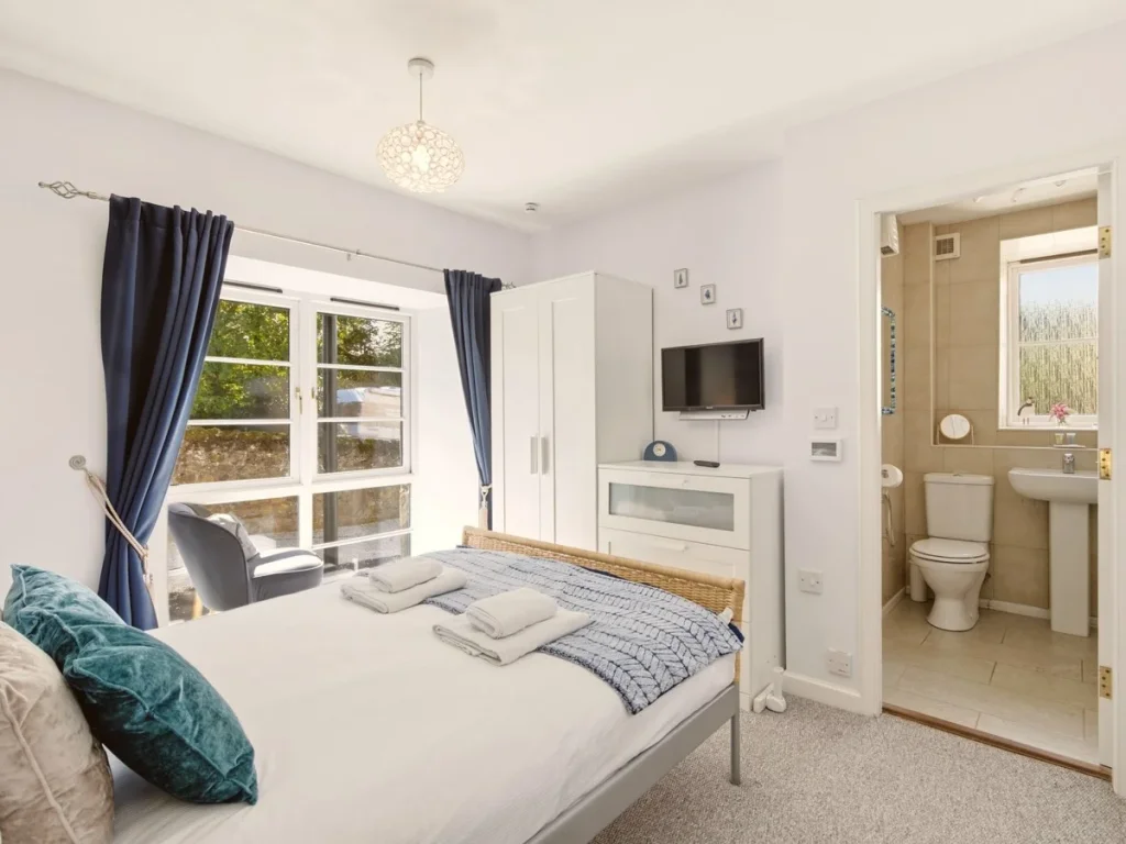 Master king bedroom with ensuite bathroom