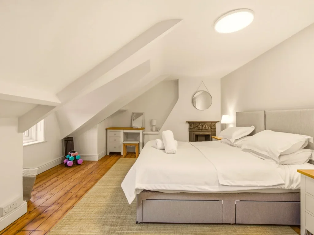 Super king-size bedroom with dressing table, mirror and bedside lamps